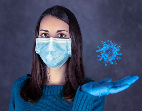 jeune femme avec gants tenant un virus coronavirus